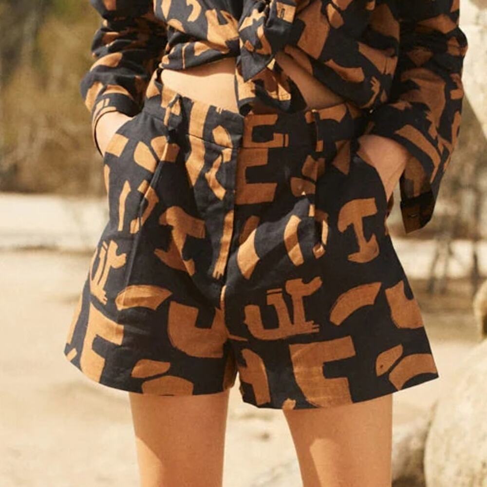 High-Waist Printed Linen Blend Shorts in Black & Tan